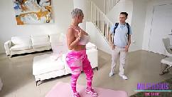 Mi madrastra kaden kole sabe cómo ejercitar todas las partes de mi cuerpo inrto extendido