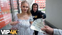 Hunt4k la rubia naomi love muestra sus pechos naturales y engaña a su novio frente a él
